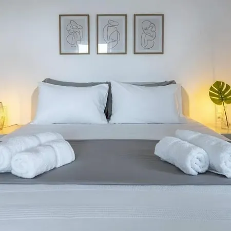בית נופש Stylish Santorini With Endless Sea Views מגלוחורי