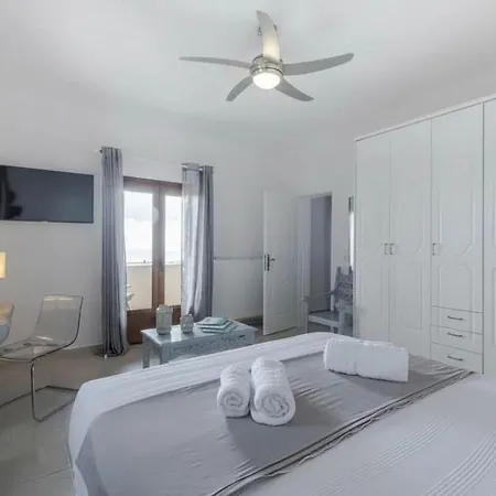 Stylish Santorini With Endless Sea Views メガロホリ